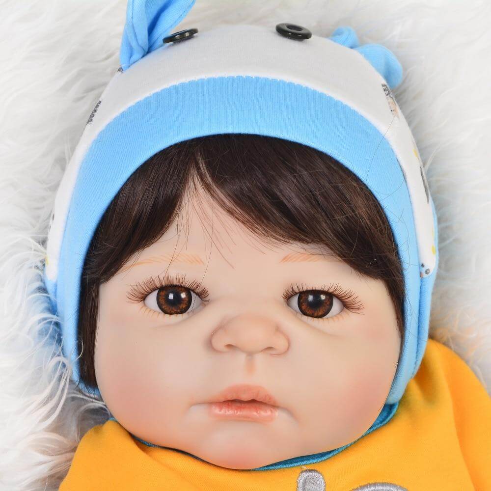 Bebê Caio de Roupinha Azul (Bebe Reborn Menino de Silicone) Bebe Reborn Original Castanhos 57 cm Grátis